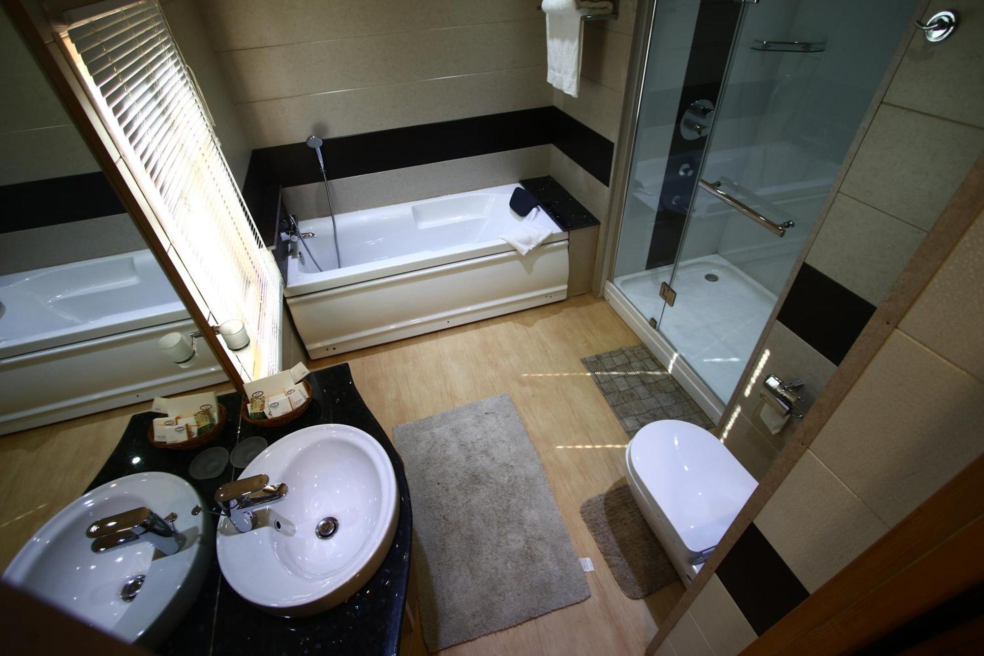 Mascot Houseboats Hotel Srīnagar Buitenkant foto