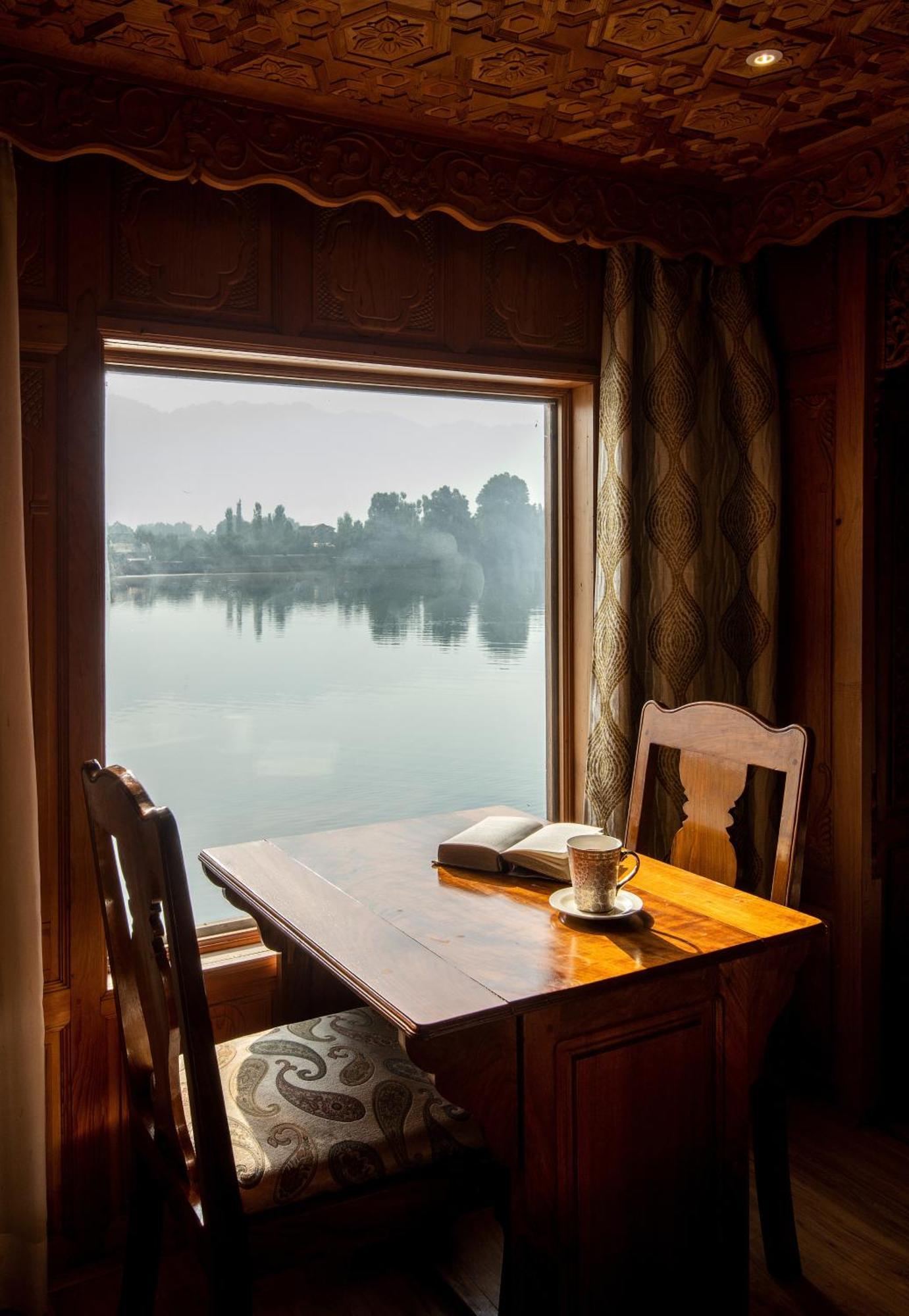Mascot Houseboats Hotel Srīnagar Buitenkant foto