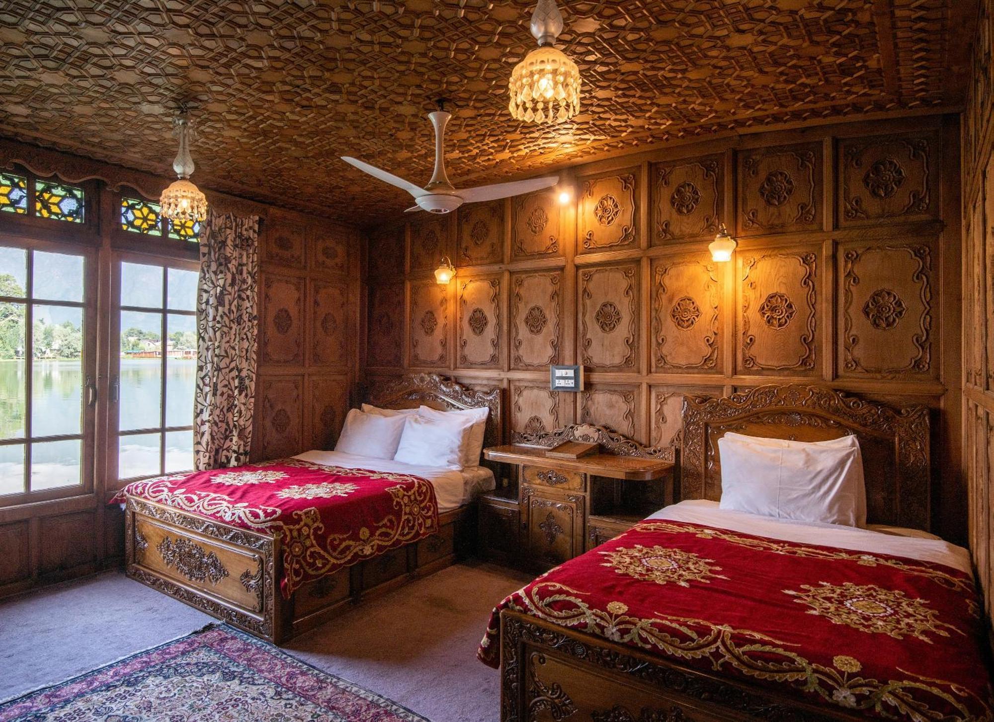 Mascot Houseboats Hotel Srīnagar Buitenkant foto