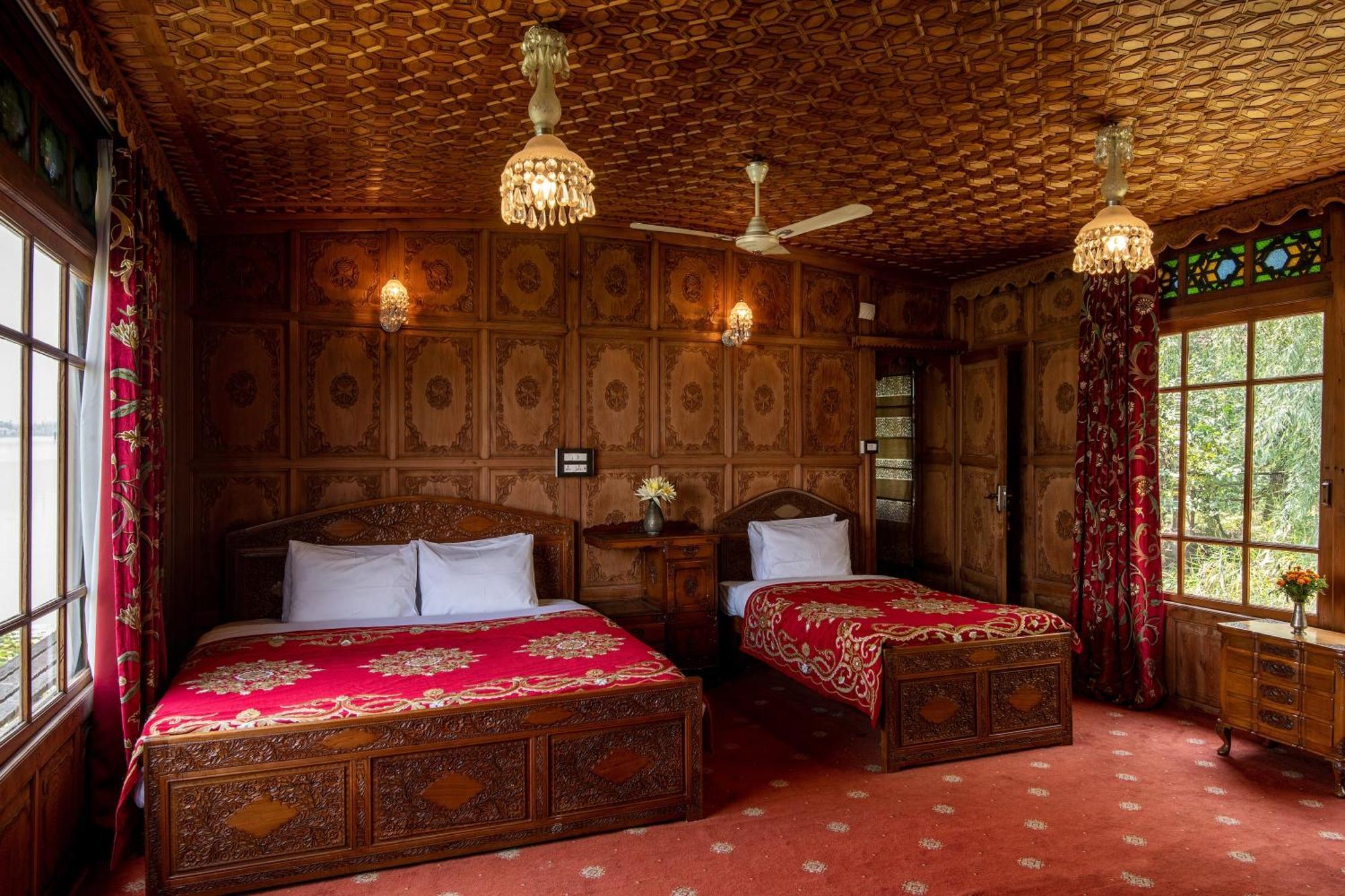 Mascot Houseboats Hotel Srīnagar Buitenkant foto