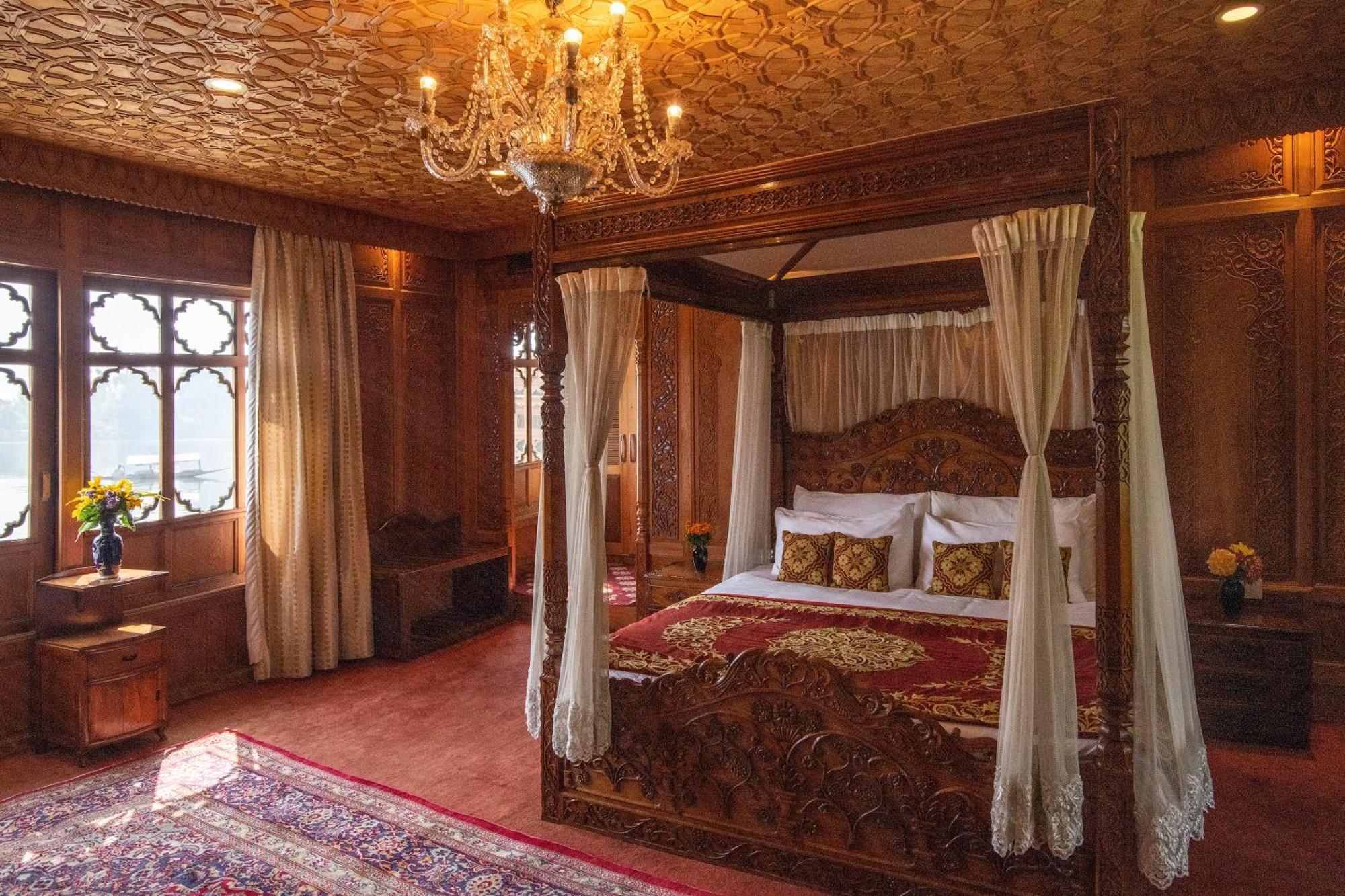 Mascot Houseboats Hotel Srīnagar Buitenkant foto