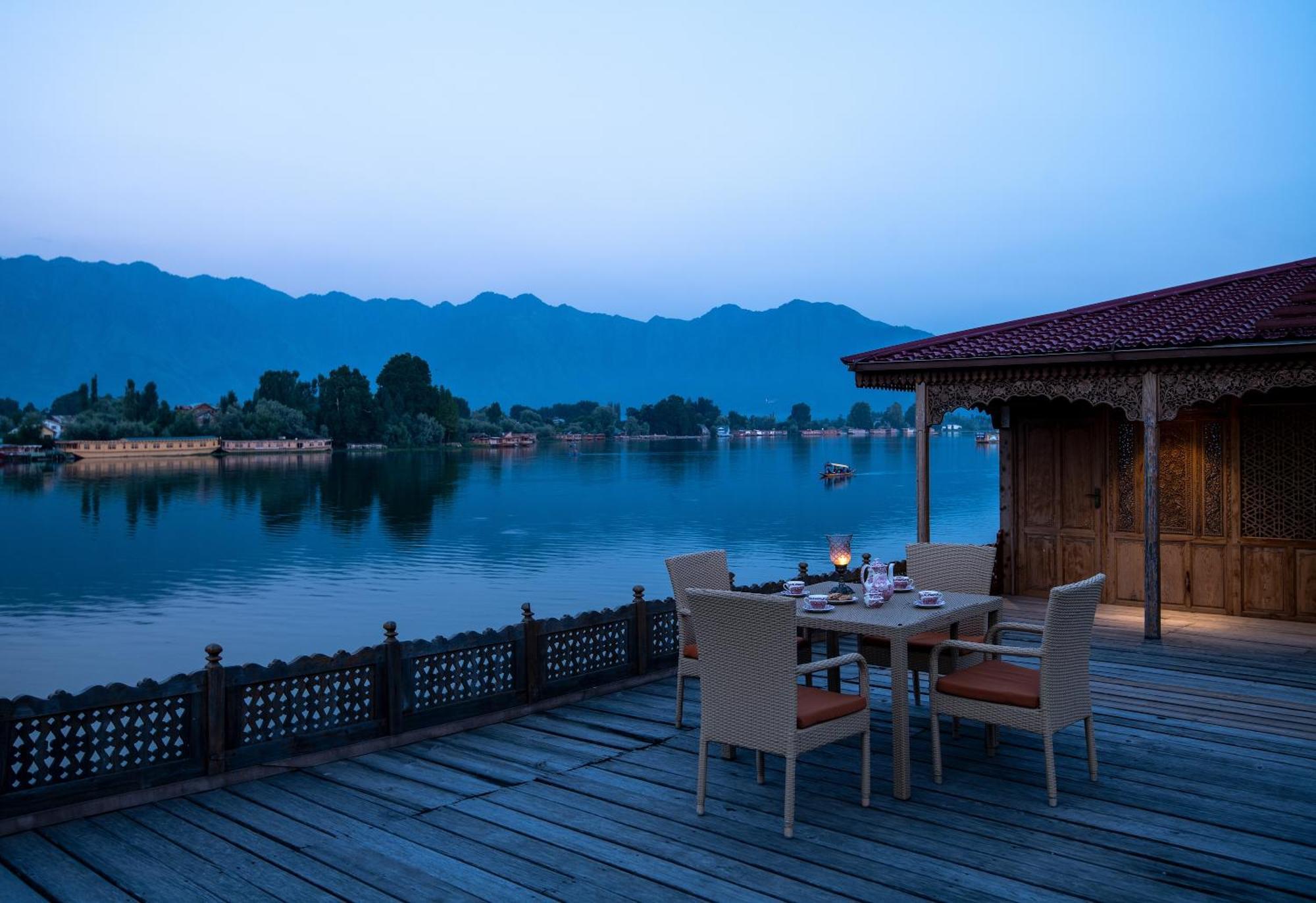 Mascot Houseboats Hotel Srīnagar Buitenkant foto