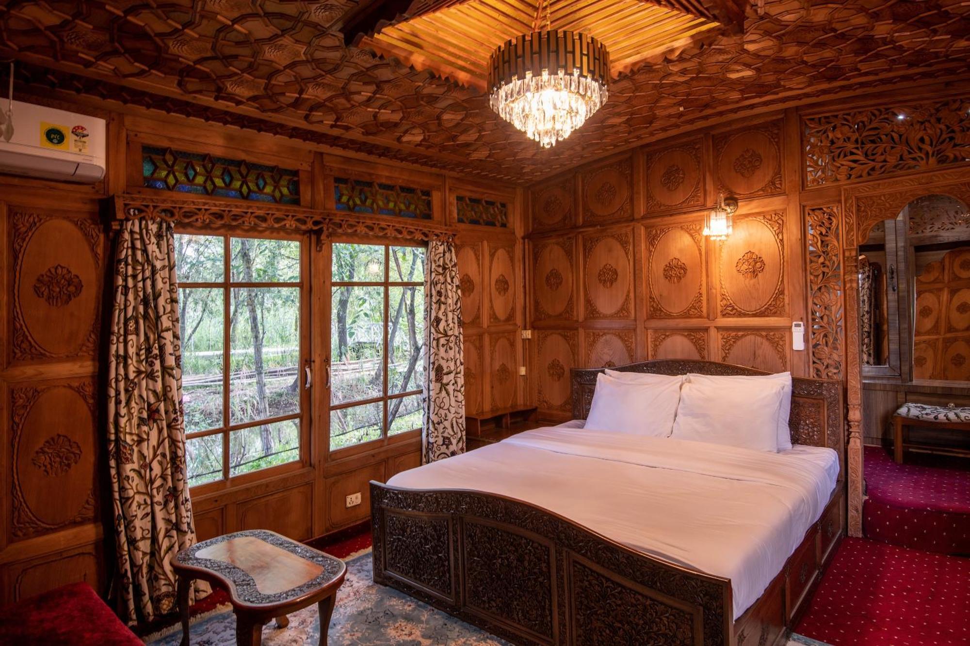 Mascot Houseboats Hotel Srīnagar Buitenkant foto