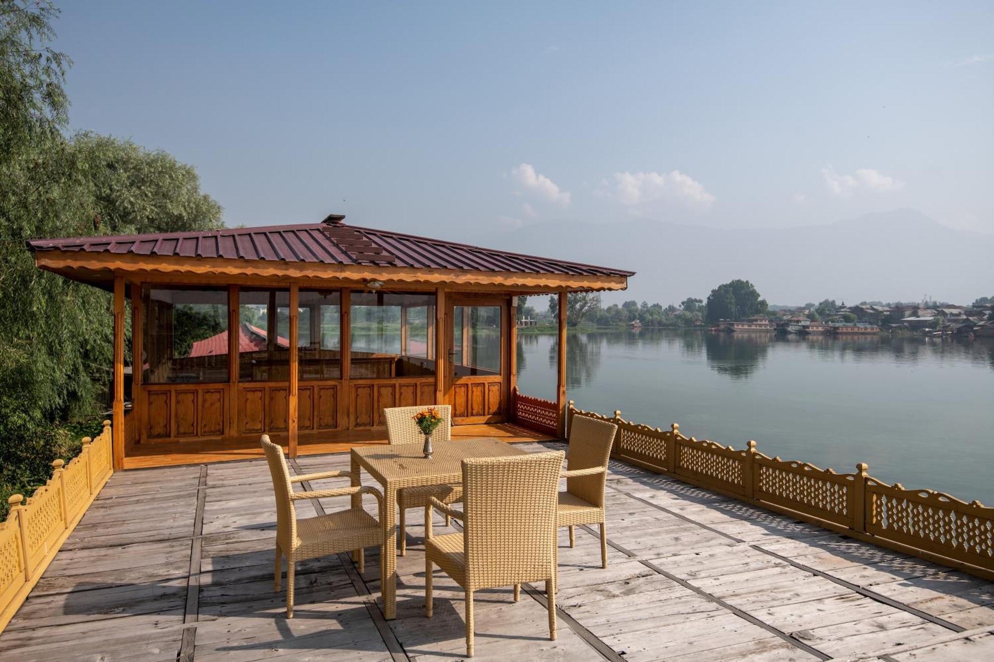 Mascot Houseboats Hotel Srīnagar Buitenkant foto